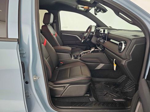 Used 2025 Chevrolet Colorado Z71 w/ Technology Package AWD/4WD image 10