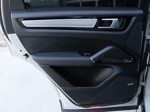 Used 2022 Porsche Cayenne Platinum Edition image 50