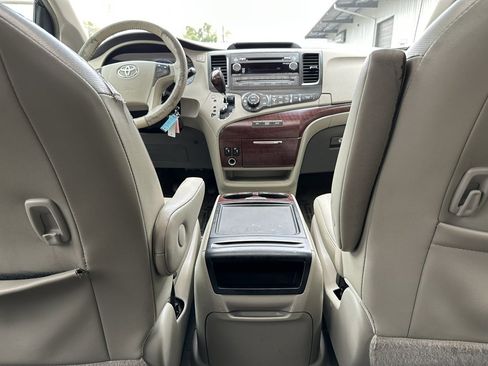 Used 2013 Toyota Sienna XLE image 32