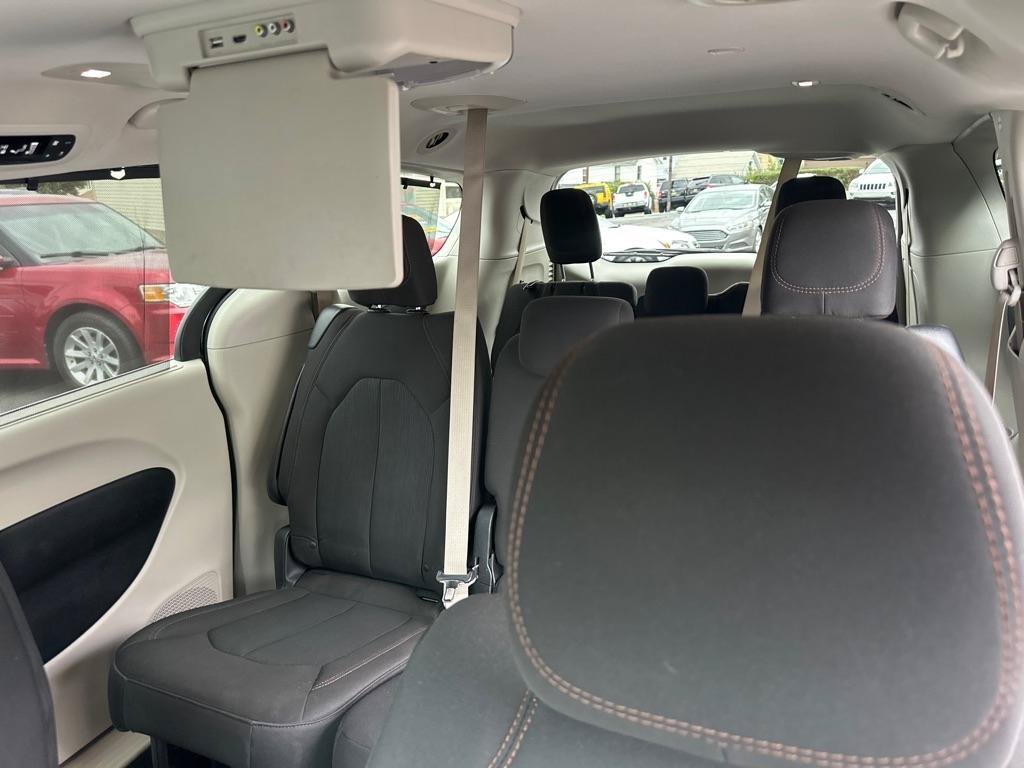 Used 2017 Chrysler Pacifica Touring Plus w/ Tire & Wheel Group FWD image 18