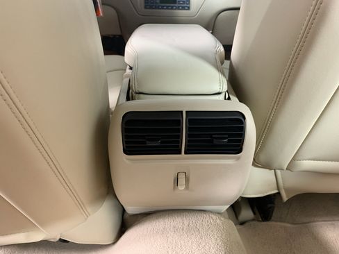 Used 2009 Lincoln Town Car Signature L image 30