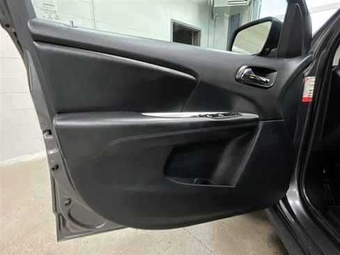 Used 2020 Dodge Journey SE w/ SE Popular Equipment Group image 10