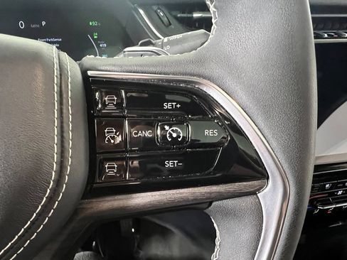 Used 2022 Jeep Grand Cherokee Overland w/ Luxury Tech Group IV AWD/4WD image 24