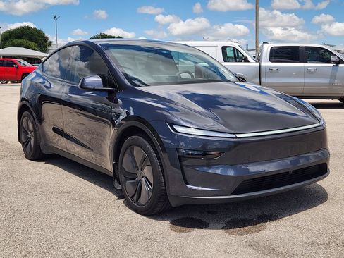 Used 2026 Tesla Model Y 2WD image 3