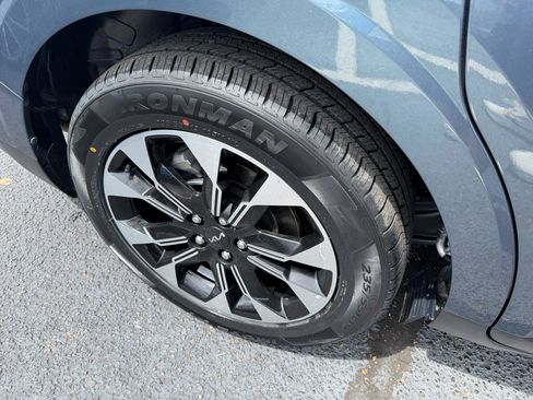 Used 2024 Kia Carnival EX FWD image 11