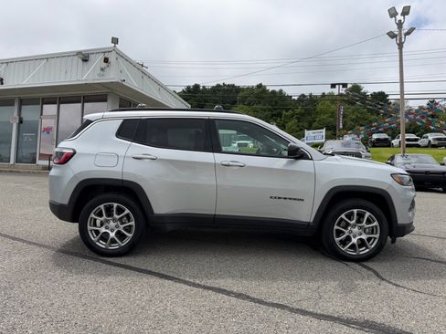Used 2024 Jeep Compass Latitude AWD/4WD image 6