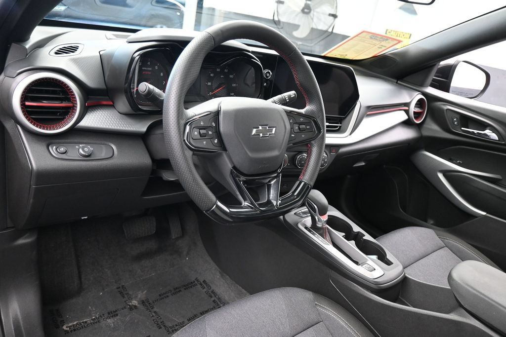 Used 2025 Chevrolet Trax RS w/ Sunroof Package FWD image 13