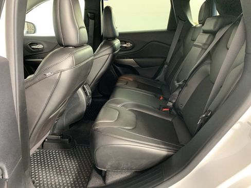 Used 2019 Jeep Cherokee Latitude Plus w/ Comfort/Convenience Group AWD/4WD image 31