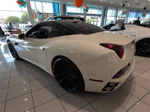 Used 2011 Ferrari California image 11
