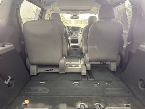 Used 2018 Toyota Sienna XLE w/ Carpet Mat Package FWD image 8