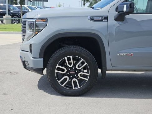 Used 2024 GMC Sierra 1500 AT4 w/ Technology Package AWD/4WD image 10