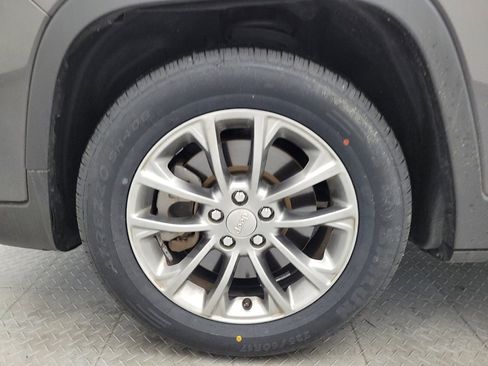 Used 2020 Jeep Cherokee Latitude Plus FWD image 31