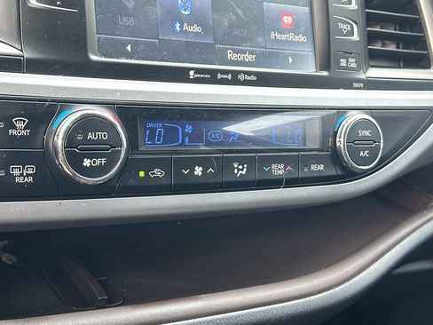 Used 2018 Toyota Highlander XLE AWD/4WD image 17