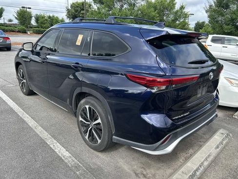 Used 2022 Toyota Highlander XSE FWD image 2