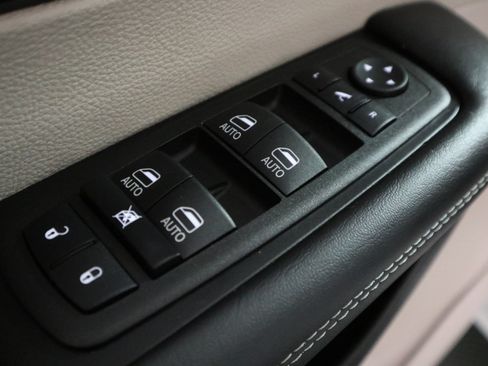Used 2023 Chrysler Pacifica Limited FWD image 35
