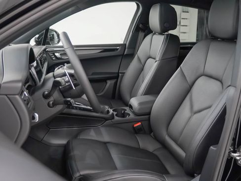 Certified 2026 Porsche Macan AWD/4WD image 5