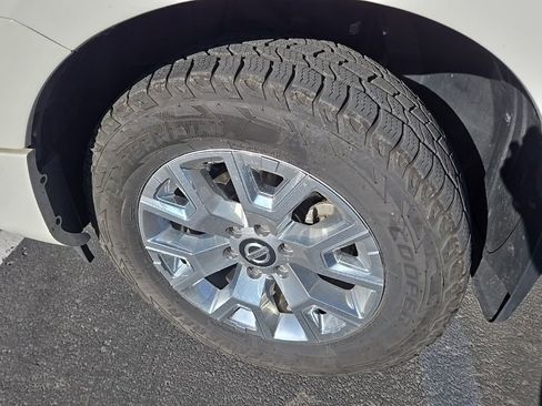 Used 2021 Nissan Titan SV w/ SV Convenience Package image 6