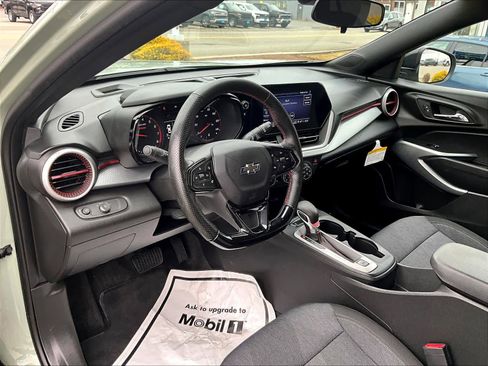 Used 2024 Chevrolet Trax RS w/ Sunroof Package image 8