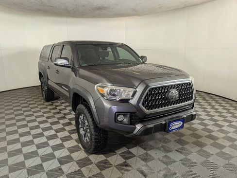 Used 2018 Toyota Tacoma TRD Off-Road w/ Technology Package AWD/4WD image 5