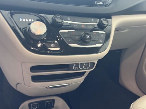 Used 2021 Chrysler Voyager Lxi FWD image 12