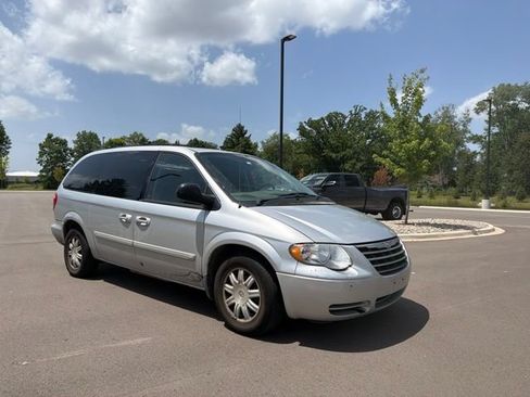 Used 2005 Chrysler Town & Country Touring FWD image 7