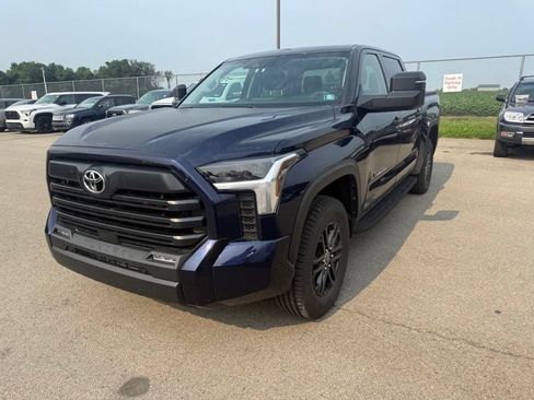 Used 2022 Toyota Tundra SR5 w/ SR5 Convenience Package AWD/4WD image 2