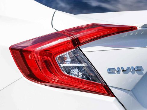 Used 2019 Honda Civic Touring image 10