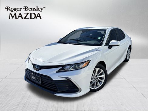 Used 2023 Toyota Camry LE image 1