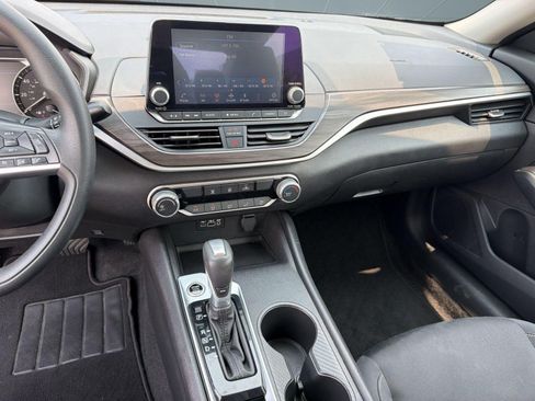 Used 2025 Nissan Altima 2.5 SV FWD image 19