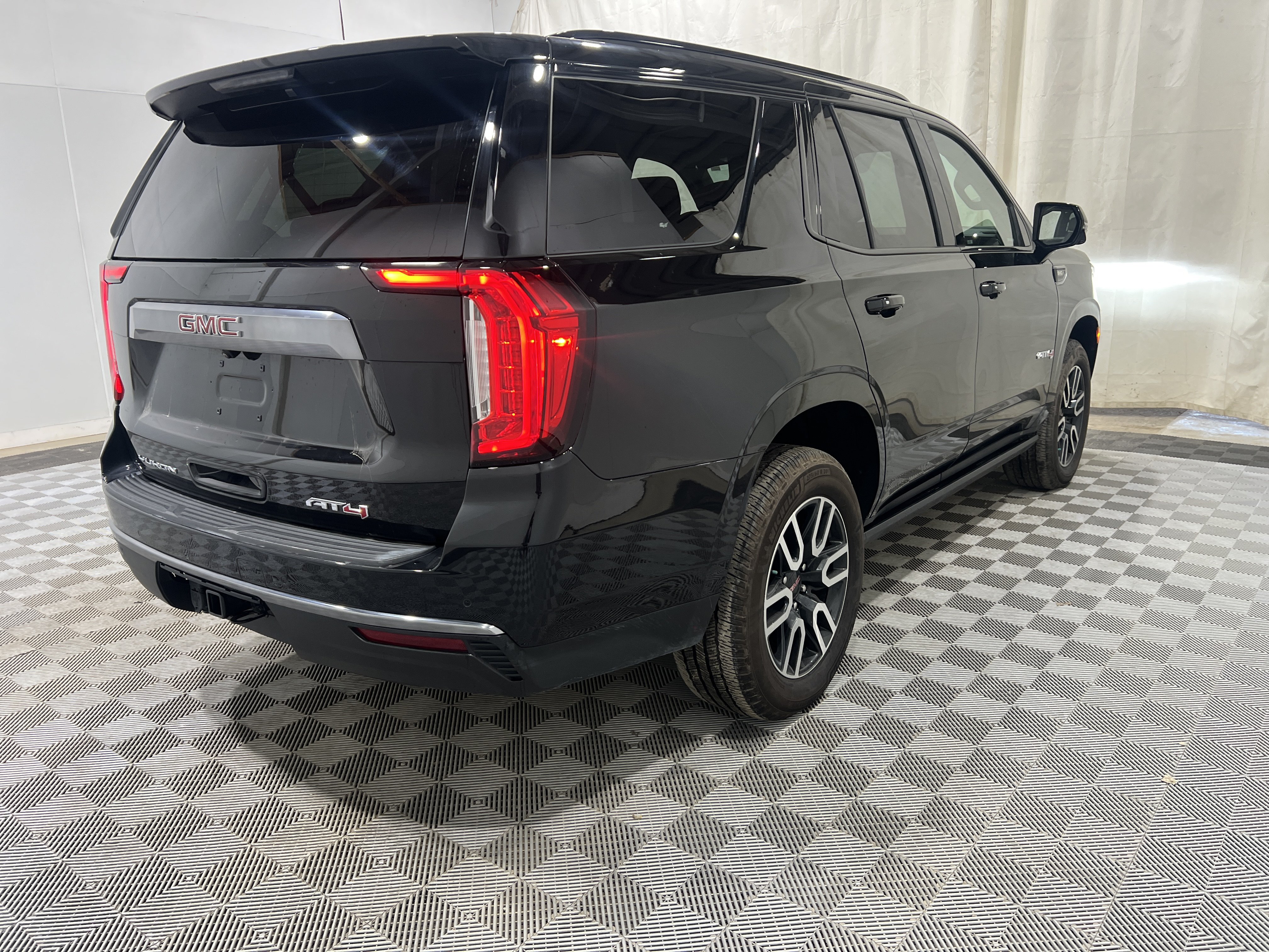 Used 2021 GMC Yukon AT4 w/ Technology Package AWD/4WD image 3