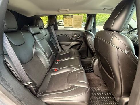 Used 2019 Jeep Cherokee Latitude Plus w/ Comfort/Convenience Group FWD image 38