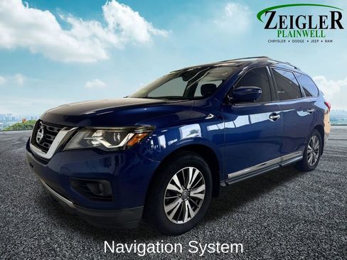 Used 2017 Nissan Pathfinder Platinum w/ Family Entertainment Package FWD image 2