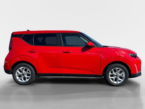 Used 2024 Kia Soul LX w/ Option Group 015 FWD image 3