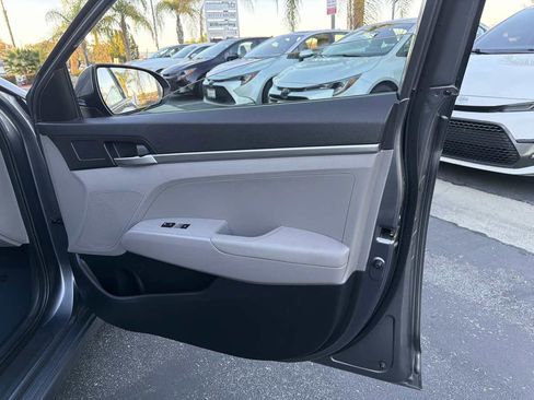 Used 2019 Hyundai Elantra SE image 24