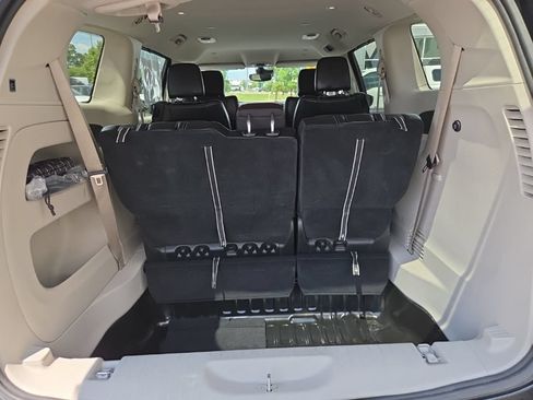 Used 2023 Chrysler Pacifica Touring-L FWD image 13