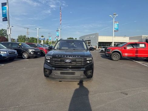 Used 2025 Ford Expedition Active AWD/4WD image 2