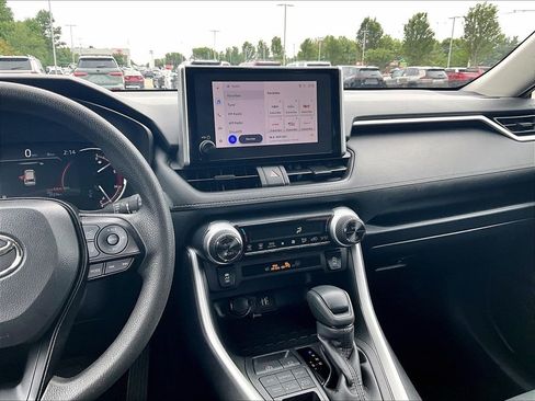 Used 2025 Toyota RAV4 XLE AWD/4WD image 18