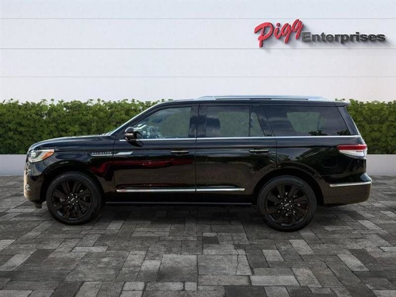 Used 2022 Lincoln Navigator Reserve AWD/4WD image 3