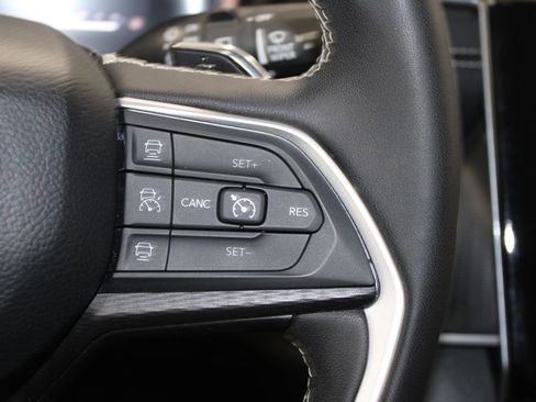 Used 2023 Jeep Grand Cherokee L Laredo image 39