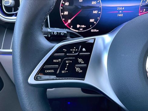 Used 2025 Mercedes-Benz GLC 300 image 23