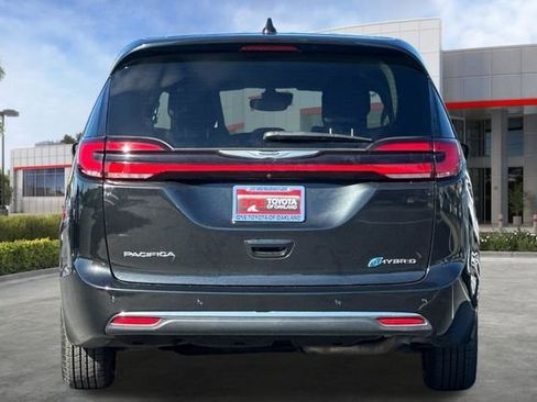Used 2023 Chrysler Pacifica Touring-L FWD image 5