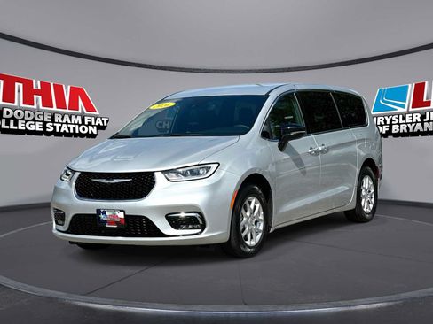 Used 2026 Chrysler Pacifica Select FWD image 1