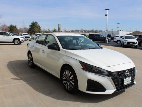 Used 2025 Nissan Altima 2.5 SV image 4