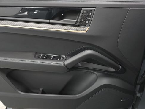 Certified 2024 Porsche Cayenne AWD/4WD image 22