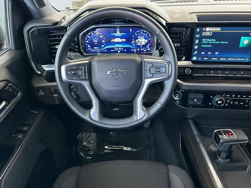 Used 2025 Chevrolet Silverado 1500 LT Trail Boss w/ LPO, Dark Essentials Package AWD/4WD image 17