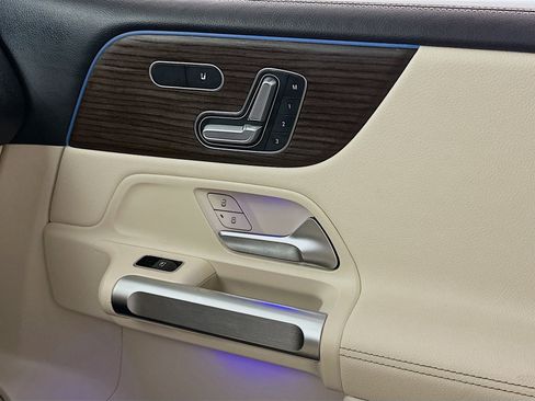 Used 2024 Mercedes-Benz GLB 250 4MATIC w/ Exclusive Package image 18