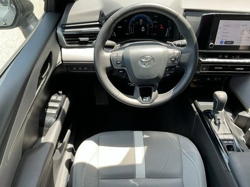 Used 2025 Toyota Camry SE w/ Convenience Package FWD image 11