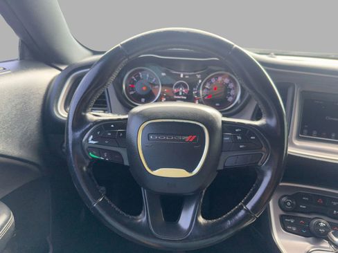 Used 2019 Dodge Challenger SXT image 5