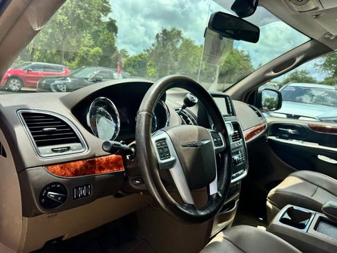 Used 2012 Chrysler Town & Country Touring-L w/ Entertainment Group #2 FWD image 12