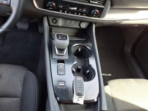 Used 2025 Nissan Rogue SV FWD image 16